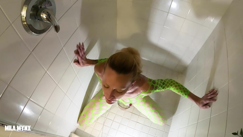 Mila Mynx: Neon dziwka Gulps Podwójny sikanie prysznic