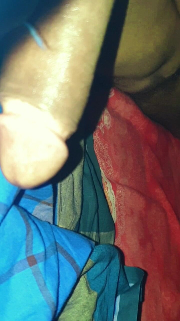 Xujjal: Deshi gorący chłopak masuje swojego penisa w pokoju i masturbację