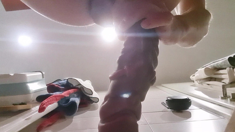 Bigdildo-Boy69: Prendere un enorme dildo fantasy nel culo - Test di resistenza...