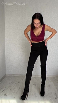 Giganta aprieta hombres pequeños y come