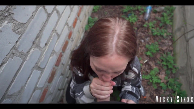 YSP Studio: ガレージの後ろで本当に速くて危険なフェラチオ。口いっぱいに絶頂して飲み込ませた