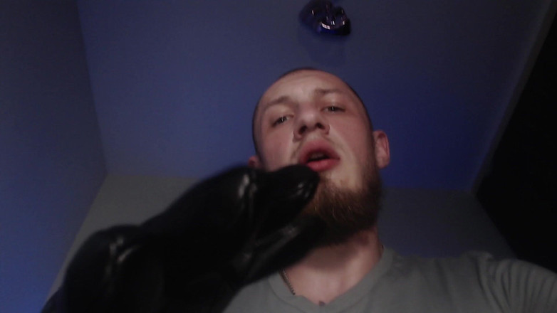 Hunky time: Alpha cu mănuși din piele domină