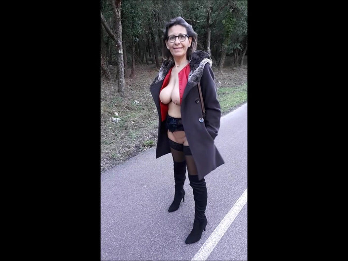 Intim422a: Cammina con un vestitino in quest'inverno 2024