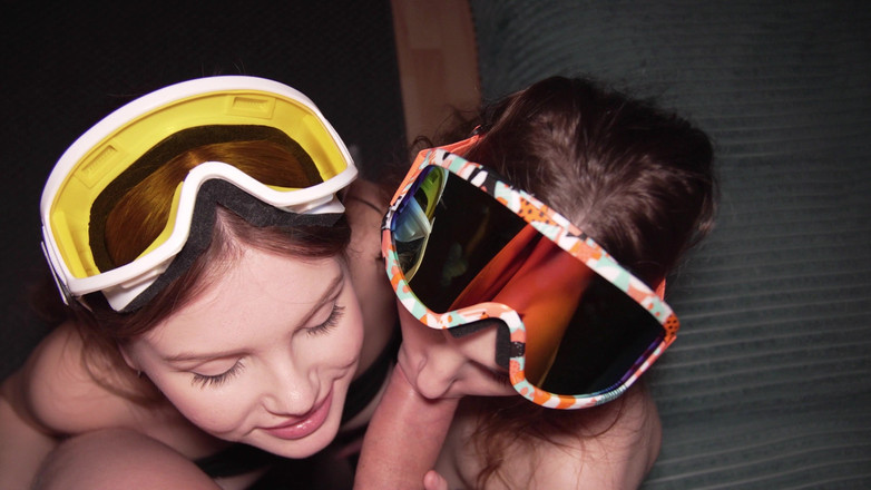 Bymyfans: 大きなお尻と完璧な体を持つ二人の美女が大きなチンコをフェラしている。