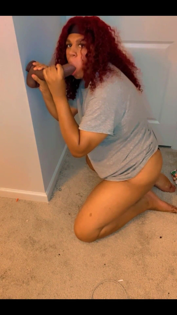 Hicktown_hoochi: मेरे घुटनों पर एक बीबीसी डिल्डो चूसना