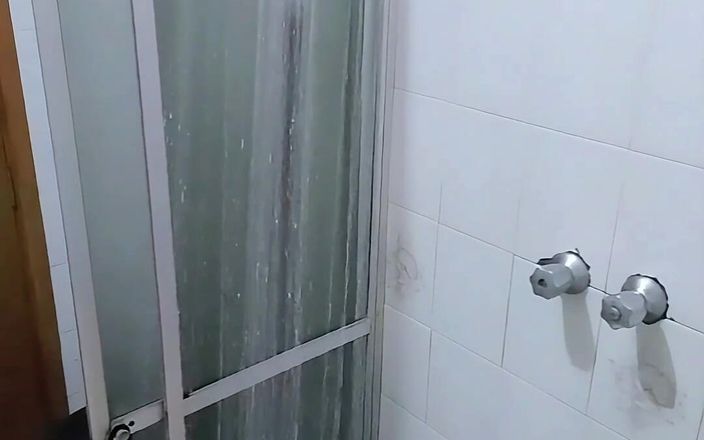 Marcosninfo: Guy Gets Caught in the Shower