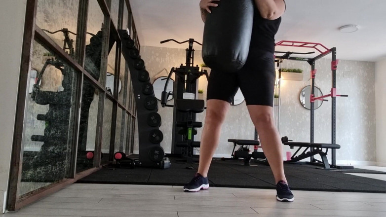 Sunny Loveli: Une belle-mère joue dans un show de gym à l'extérieur avec...