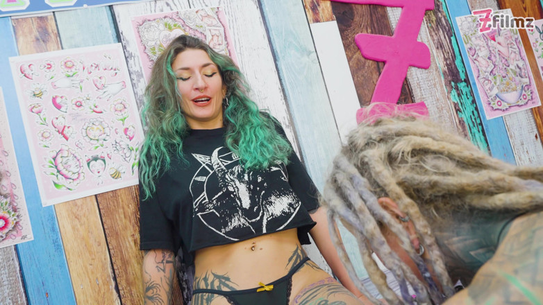 Z-Filmz: Trio anal pendant une séance de tatouage