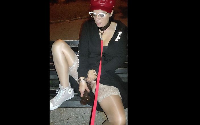 Toilet Mommy: Gordita milf en lindas gafas se masturba