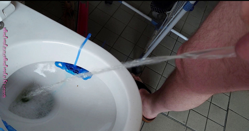 Carmen_Nylonjunge: 早上的全膀胱 ** 撒尿 **