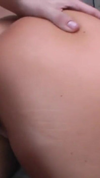 Bigtits - sikilmeye hevesli seksi sürtük erkeğinin arkadaşının istekli yarağıyla sikiliyor