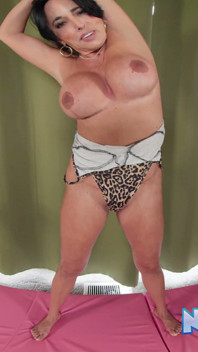 Tetona madura Abi James se desnuda
