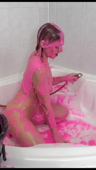 Georgia Brown pembe gunge striptizini seviyor