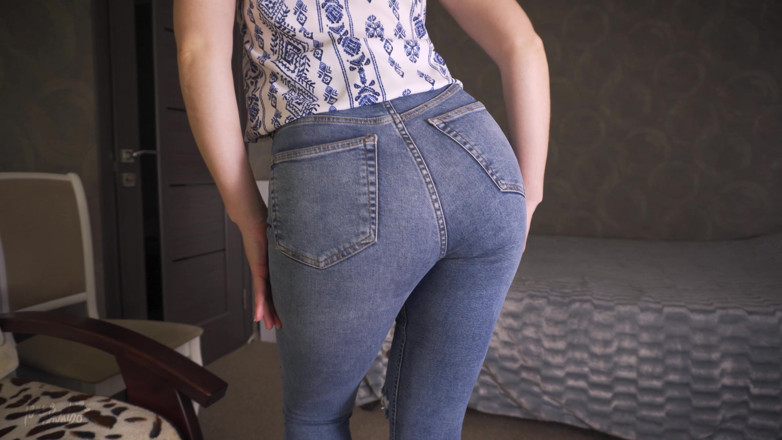 Teasecombo 4K: Ragazza bianca con culo perfetto stuzzica in jeans aderenti blue