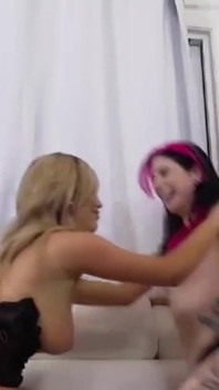 Awek blonde Tasha Reign bermain secara langsung dengan Joanna Angel