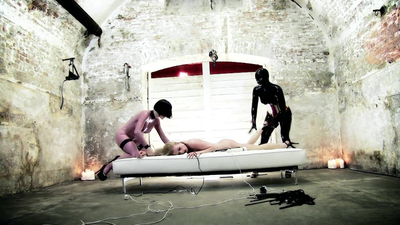 Porn XN: Slutty blonde tied up in a threesome to submit to...