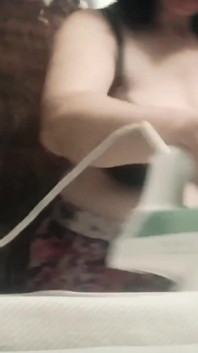 La matrigna, 57 anni, con grandi tette naturali, stira i vestiti e ha una videochiamata segreta con il figliastro