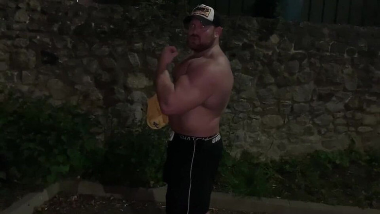 Jack stacked: 駐車場でのジムのフレックストレーニング後