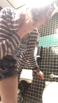 Desperate Cougar Does a Massive Pee in Dallas as Part of Her ‘pissing Around the World’ Collection!