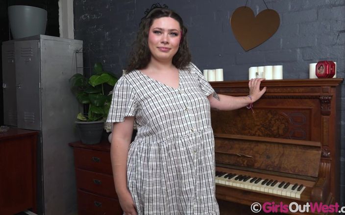Girls Out West: Curvy Pianist Penetrates Her Horny Moist Pussy with Glass Dildo