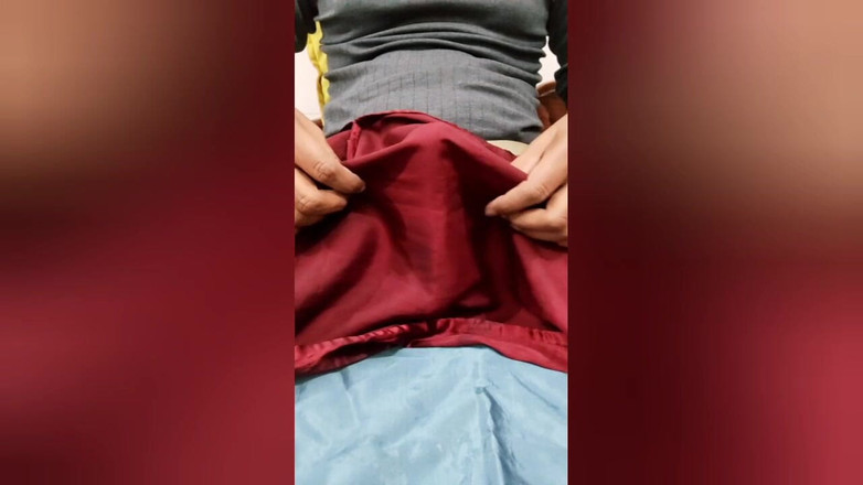 Satin And Silky: Porno cu labă cu mătase satinată - Frecare a capului pulii...