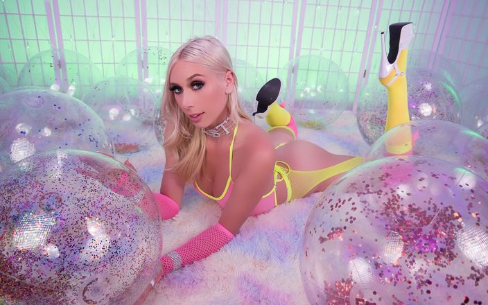 SwallowBay: Quente barbie menina Kay adorável vr chupando pau e bolas