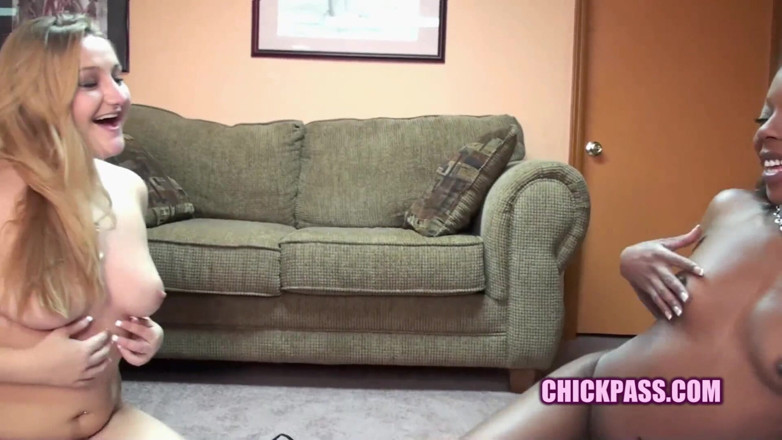 ChickPass Amateurs: Anastasia o fute pe Savanna cu vibratorul legat