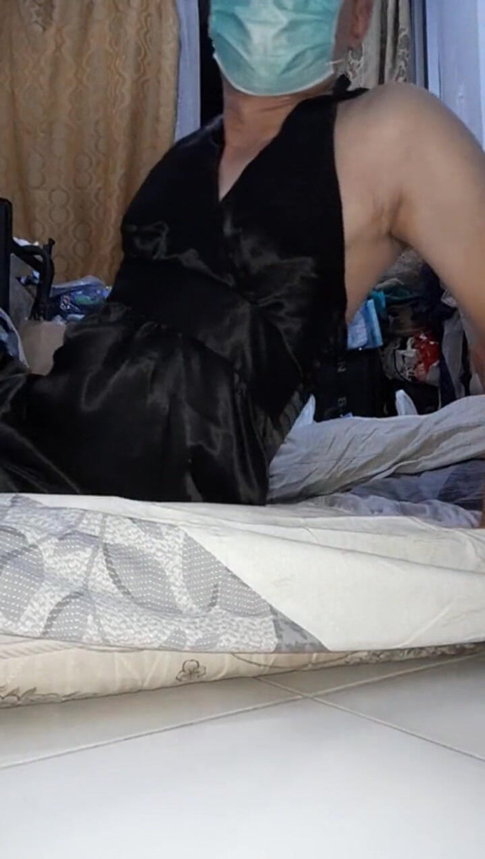 Naomisinka: サテンブラックドレスプレジャー