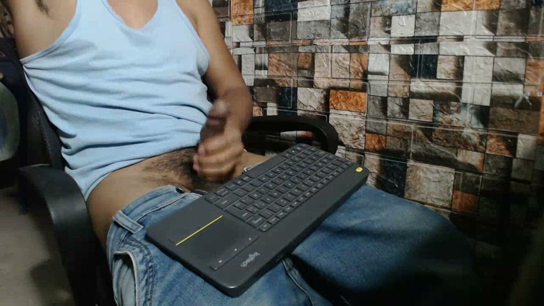 Hornyboy2058: L'uomo gioca da solo con il suo enorme rigonfiamento prima...