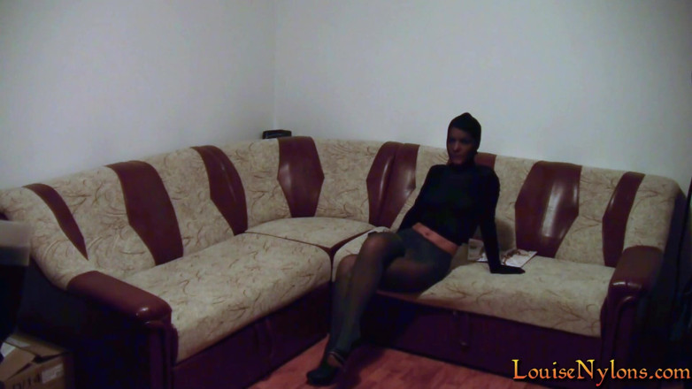 Louise Nylons: Totalmente rinchiuta e posa sexy