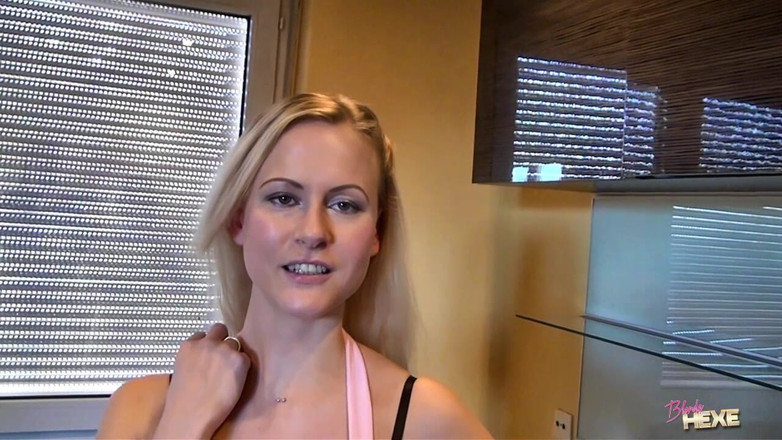 Blondehexe: Cât de departe vei merge pentru stăpâna ta?