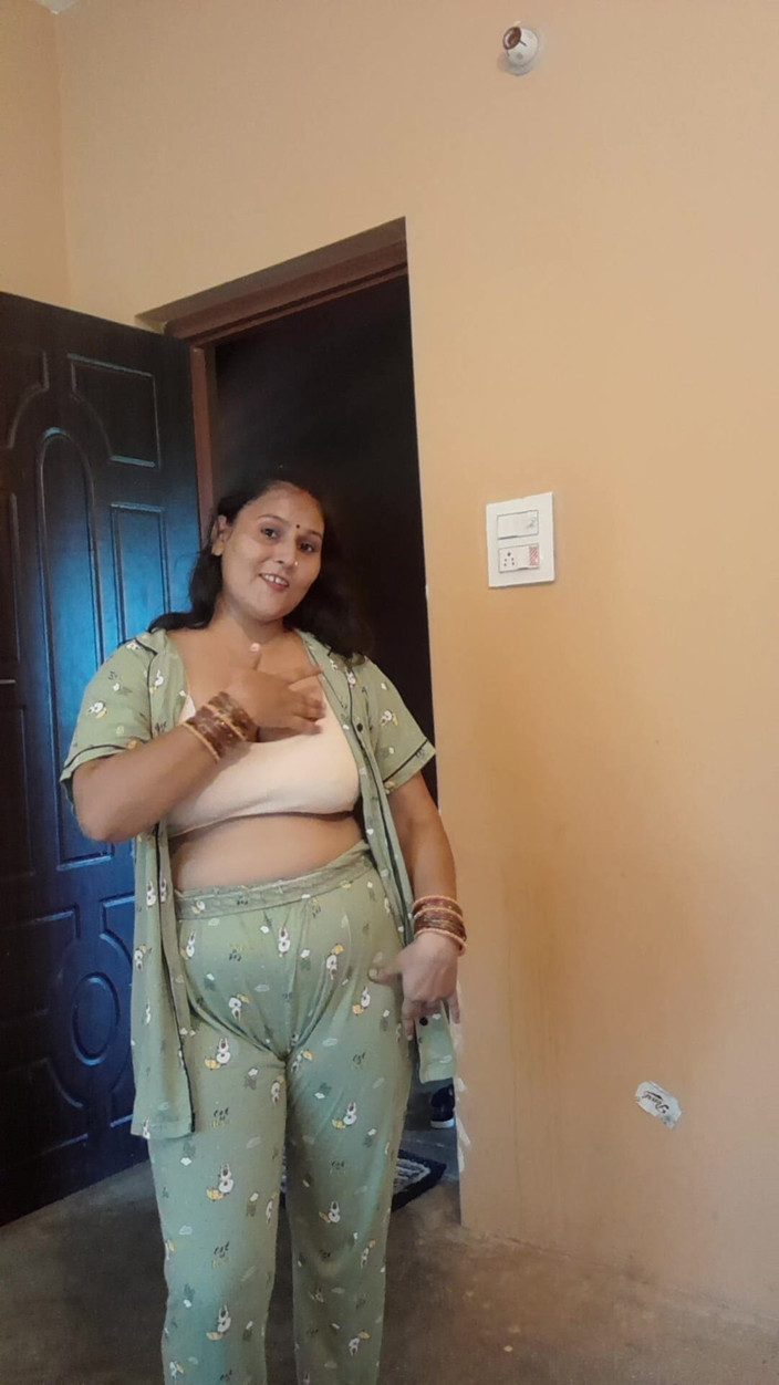 Puja555: Танцующая пуджа детка