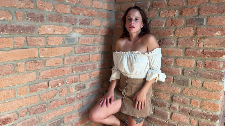 WeAreNewbies: Reina's Abandoned Place Strip Tease
