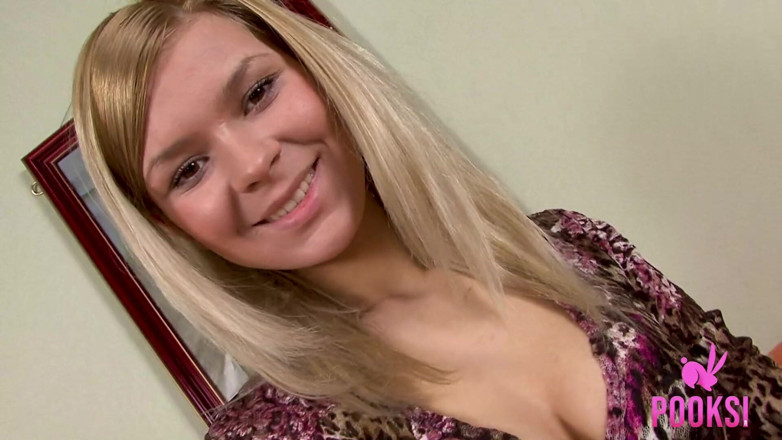 Pooksi: College hottie Elizabeth rubs her horny cunt and soft boobs!