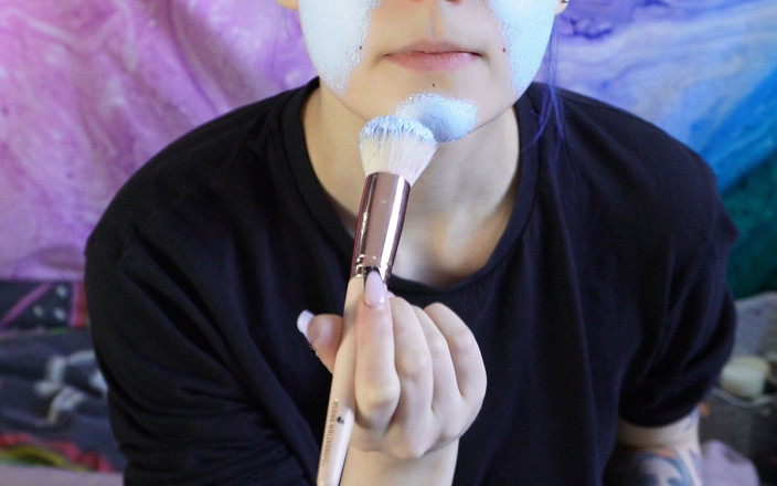 Alice Bean: Аліса робить макіяж