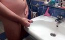 Sex hub male: John fait pipi dans le lavabo de la salle de...