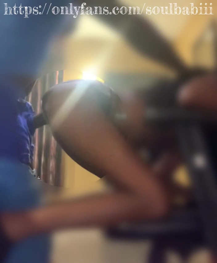 Soulbabii: Aku harus bantuin kontol besarku untuk ngentot memekku. Cowok ini...