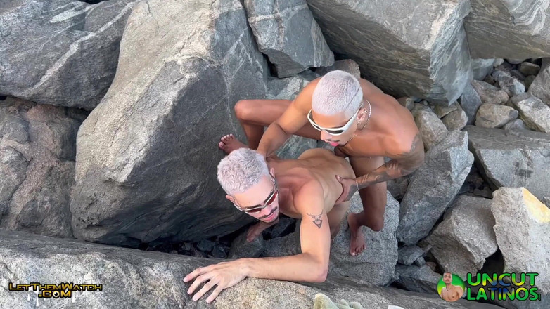 Uncut Latinos: 3 Zavěšení Latinoameričané Šukají Bez Sedla Na Veřejné Pláži Hardcore anál...