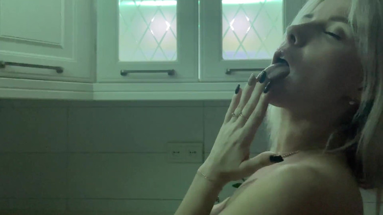 Vik1one: Romantico e appassionato video di una bellezza con grandi tette