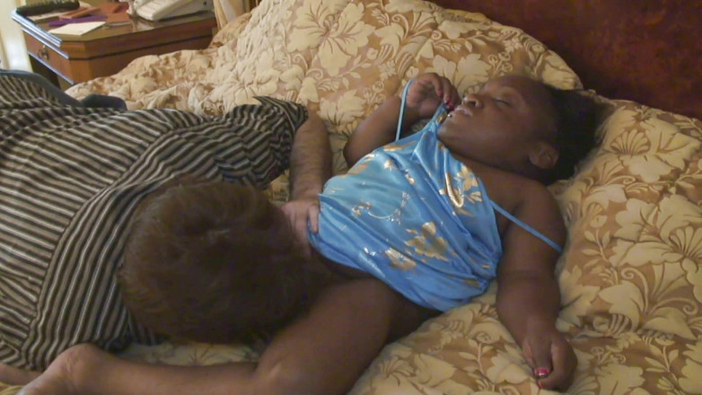 Cum on Weird: सांवली बौनी के पेट पर छिड़काव किया जाता है