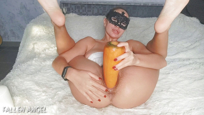 Luna Woxy: Гігантська морква розтягує тугу кицьку дуже широко