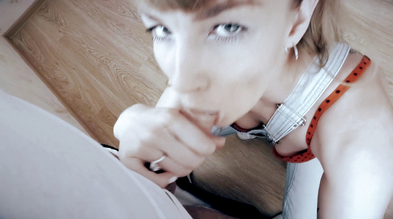 Sasha Bikeyeva: 綺麗な灰色の瞳のデニムオーバーオール姿の可愛い女の子の素人フェラチオ