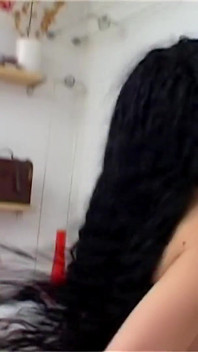 Valeria Da Fogo disapu dari Terry di sofa