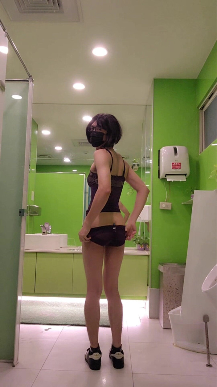 NotAFuta: 극장 복도와 화장실에서 노는 노출증