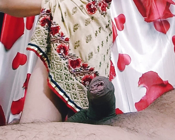 Bolly Karma: Geile milfcontrole ongecensureerd