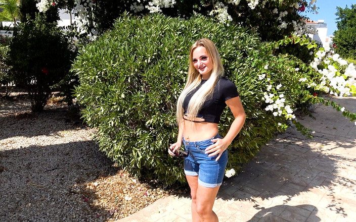 Lina Mila: Tajná prostitutka s vánočními zálibami na creampie?! takhle tahnu každého...