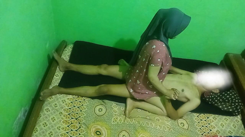 Famly sex: Seorang Gadis Hijab Sedang Disetubuhi Oleh Seorang Lelaki Yang Telah...