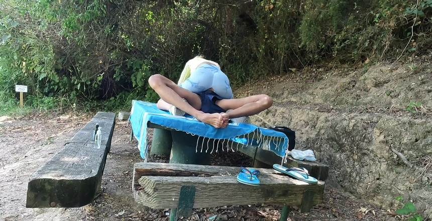 MaskCouple: Draußen tisch ficken