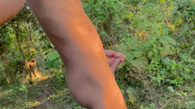 LonlyBoy: 若いデシの少年が公共の場で裸で歩き回る