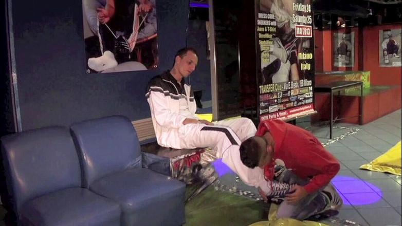 Discret Cruising sex: Dominacja Snekaer na zapleczu w Mediolanie